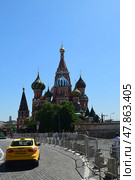 Такси и Покровский собор (храм Василия Блаженного). Москва 2018 год. Редакционное фото, фотограф Photolart / Фотобанк Лори