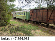 Green train car is parked on the tracks. The train car is old and rusty. Стоковое фото, фотограф Олег Спиридонов / Фотобанк Лори
