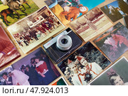 Старые советские фотографии и плёночный фотоаппарат Смена 8М. Редакционное фото, фотограф Лариса Веселова / Фотобанк Лори