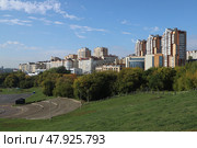 Современный микрорайон с разноуровневыми многоэтажными домам около залива в городе Чебоксары - улица Б.С.Маркова - и склон и зона отдыха для жителей города (2022 год). Редакционное фото, фотограф Irina Solonina / Фотобанк Лори