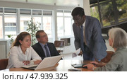 Angry african man shouting at his business partners sitting around table in conference room. Стоковое видео, видеограф Яков Филимонов / Фотобанк Лори