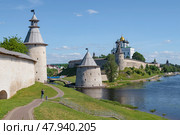 Солнечный июнський день в историческом центре древнего Пскова (2024 год). Редакционное фото, фотограф Виктор Карасев / Фотобанк Лори