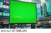 Green screen digital display in a shopping mall. Electronic billboard with blank green background a City Centre shopping area. Advertisement hoarding mock up template chroma key backdrop. 4K Video. Стоковое AI-видео, аниматор Марина Демидюк / Фотобанк Лори