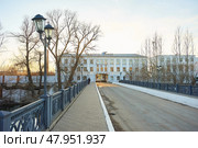 Мост через реку Иж и проходная предприятия Ижсталь компании Мечел в городе Ижевске. Bridge over the Izh River and the checkpoint of the Izhstal plant of the Mechel company in the city of Izhevsk. Редакционное фото, фотограф Юрий Карачев / Фотобанк Лори