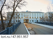 Мост через реку Иж и проходная предприятия Ижсталь компании Мечел в городе Ижевске. Bridge over the Izh River and the checkpoint of the Izhstal plant of the Mechel company in the city of Izhevsk. Редакционное фото, фотограф Юрий Карачев / Фотобанк Лори