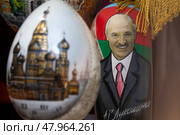 Портрет президента Республики Беларусь Александра Григорьевича Лукашенко на матрешке в сувенирной лавке в центре города Москвы, Россия. Редакционное фото, фотограф Николай Винокуров / Фотобанк Лори