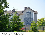 Графити-портрет генерал-майора С.С. Гурьева на фасаде здания.  Гурьевск, Калининградская область (2022 год). Редакционное фото, фотограф Ирина Борсученко / Фотобанк Лори
