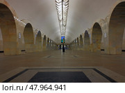 Центральный зал станции метро Кузнецкий Мост Таганско-Краснопресненской линии Московского метрополитена. Редакционное фото, фотограф Александр Кузнецов / Фотобанк Лори
