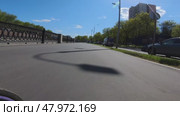 Движение электросамоката на скорости по Русаковской набережной реки Яузы в солнечный день, Россия. Москва. 28.04.2025. Редакционное видео, видеограф Ярославский Максим / Фотобанк Лори