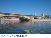 Большой Москворецкий мост в Москве летним солнечным днем, Россия (2024 год). Стоковое фото, фотограф Елена Коромыслова / Фотобанк Лори