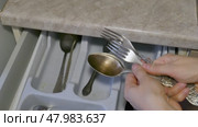 Female hands open cabinet drawer and put forks and spoons into container. Стоковое видео, видеограф Катерина Белякина / Фотобанк Лори