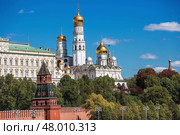 Beautiful view of Moscow on a sunny day. The Grand Kremlin Palace, the Annunciation Cathedral, the Archangel Cathedral and the bell tower of Ivan the Great on the Kremlin embankment. The business card of Moscow. Стоковое фото, фотограф Photojuli / Фотобанк Лори