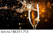 cold liquid cocktail drink effervescent ai generated. Стоковое AI-изображение, AI-художник Vectorwin / Фотобанк Лори