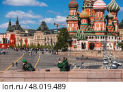 Russia, Moscow, April 28, 2025. Foreigners in Russia. Tourists are photographed against the backdrop of the Kremlin and famous sights of Moscow. Tourism and travel. Редакционное фото, фотограф Photojuli / Фотобанк Лори