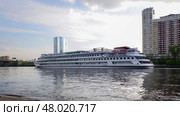 Теплоход "Константин Симонов" идет по каналу имени Москвы в Химках. Солнечный весенний вечер (2022 год). Редакционное фото, фотограф Александр Кузнецов / Фотобанк Лори
