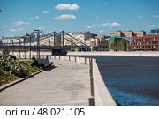 MOSCOW, RUSSIA - APRIL 28, 2025: Crimean Bridge on a summer day. Muzeon Park. Urban landscape. Стоковое фото, фотограф Photojuli / Фотобанк Лори
