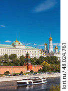 Russia, Moscow, April 28, 2025. Vodovzvodnaya Tower, the Grand Kremlin Palace, the Annunciation Cathedral and the bell tower of Ivan the Great on the Kremlin embankment. Редакционное фото, фотограф Photojuli / Фотобанк Лори