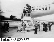 Посадка пассажиров на советский пассажирский самолет СССР-42437 — Ту-104А, Аэрофлот, 1960-е гг. Стоковое фото, фотограф Retro / Фотобанк Лори