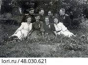 Компания мужчин в военной форме и женщин в платьях на лужайке. конец 1940-х гг, СССР. Стоковое фото, фотограф Retro / Фотобанк Лори