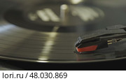 Old vinyl record player turning. Стоковое видео, видеограф Михаил Коханчиков / Фотобанк Лори