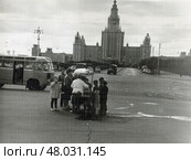 Люди покупают разливной квас, Москва, площадь МГУ, конец 1950-х - начало 1960-х гг. Стоковое фото, фотограф Retro / Фотобанк Лори