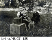 Дети играют в водителя и пассажиров автобуса, 1950-1960-е гг, СССР. Стоковое фото, фотограф Retro / Фотобанк Лори