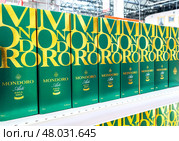 Игристое вино Mondoro Asti на полке в супермаркете. Игристые алкогольные напитки. Редакционное фото, фотограф FotograFF / Фотобанк Лори