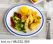 Popular dish of chicken breast with vegetables. Стоковое фото, фотограф Яков Филимонов / Фотобанк Лори