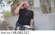 Journalist taking notes and showing various emotions. Стоковое видео, видеограф Константин Шишкин / Фотобанк Лори