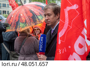 Корреспондент телеканала "Россия" Алексей Петров во время работы на митинге КПРФ в центре города Москвы, Россия. Редакционное фото, фотограф Николай Винокуров / Фотобанк Лори