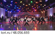 Groom and groomsmen dancing energetically at wedding reception. Стоковое AI-видео, аниматор Юрий Поздников / Фотобанк Лори