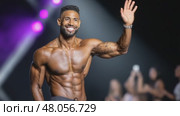 Bodybuilder waving on stage during competition. Стоковое AI-видео, аниматор Юрий Поздников / Фотобанк Лори