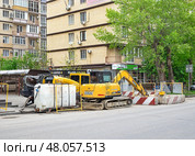 Строительные работы на улице с экскаватором SANY SY 75C. Редакционное фото, фотограф Лариса Веселова / Фотобанк Лори