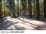12-летний мальчик в кепке и шортах катается на самокате на памп-треке в Боровском парке в Москве весной. Стоковое фото, фотограф Яна Проничева / Фотобанк Лори