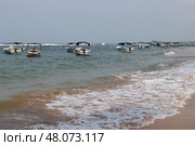 Лодки пришвартованы в спокойных водах океана недалеко от пляжа Boats Moored on Tranquil Ocean Waters Near Beach (2018 год). Редакционное фото, фотограф Соболева Наталия / Фотобанк Лори