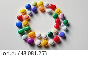 Colorful assortment of pills are arranged in a circle. Стоковое AI-видео, аниматор Sergey Grishin / Фотобанк Лори