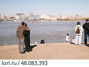 Набережная с видом на город и прохожими. Стоковое фото, фотограф Станислав Подольский / Фотобанк Лори