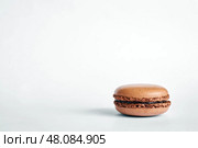 One brown macaron stack on gray background. Стоковое фото, фотограф Екатерина Якименко / Фотобанк Лори