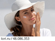 Woman Applying Sunscreen for Sun Protection, Skincare Routine Close-Up. Женщина наносит солнцезащитный крем для защиты от солнца, уход за кожей. Стоковое AI-изображение, AI-художник Katsiaryna Repich / Фотобанк Лори