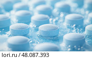 Close-up view of light blue effervescent tablets in water bubbles. Крупный план светло-голубых шипучих таблеток в пузырьках воды. Стоковое AI-изображение, AI-художник Katsiaryna Repich / Фотобанк Лори