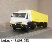 Модель автомобиля КАМАЗ 5410 с тентом. Фура, грузовик. Моделька. Совтрансавто. Набережные Челны. The model of the KAMAZ 5410 car with an awning. A truck, a truck. A model. Sovtransauto. 带有遮阳篷的KAMAZ5410汽车的型号。 一辆卡车，一辆卡车。 一个模型。 Sovtransauto。 Редакционное фото, фотограф Денис Баданин / Фотобанк Лори