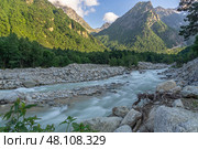 Бурлящая вода горной реки с крупными камнями. Экологически чистая вода стекает с ледника в горах. Природа в горах Северной Осетии. Стоковое фото, фотограф Эдуард Белкин / Фотобанк Лори