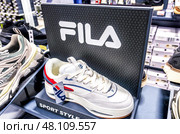 Fila новые стильные кроссовки. Спортивная обувь. Fila — южнокорейский бренд спортивной одежды. Избирательный фокус. Редакционное фото, фотограф FotograFF / Фотобанк Лори