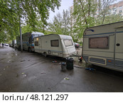Кемперы и автодома, припаркованные на городской улице. Редакционное фото, фотограф Мария Сергеева / Фотобанк Лори