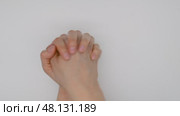 Hand exercises, wrist rotation, joint warm-up. Стоковое видео, видеограф Катерина Белякина / Фотобанк Лори