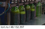 automatic filling of liquid into five-liter plastic bottles. Стоковое видео, видеограф Алексей Сергеев / Фотобанк Лори