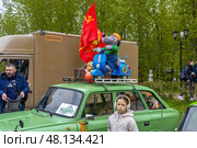 Украшенный легковой автомобиль ИЖ 2125 «Комби» с советской символикой и игрушками на выставке ретроавтомобилей в усадьбе Гребнево. Редакционное фото, фотограф Владимир Шипикин / Фотобанк Лори