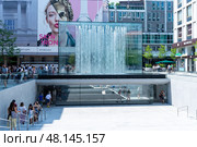 Магазин Apple в центре Милана (2018 год). Редакционное фото, фотограф Сергей Веселовский / Фотобанк Лори