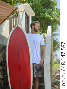 Passionate Surfing Enthusiast Ready for Exciting Adventure in Tropical Paradise Retreat. Стоковое фото, фотограф Женя Канашкин / Фотобанк Лори