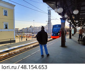 Пассажир на  платформе Москва. Прибывает поезд. Редакционное фото, фотограф Мария Сергеева / Фотобанк Лори
